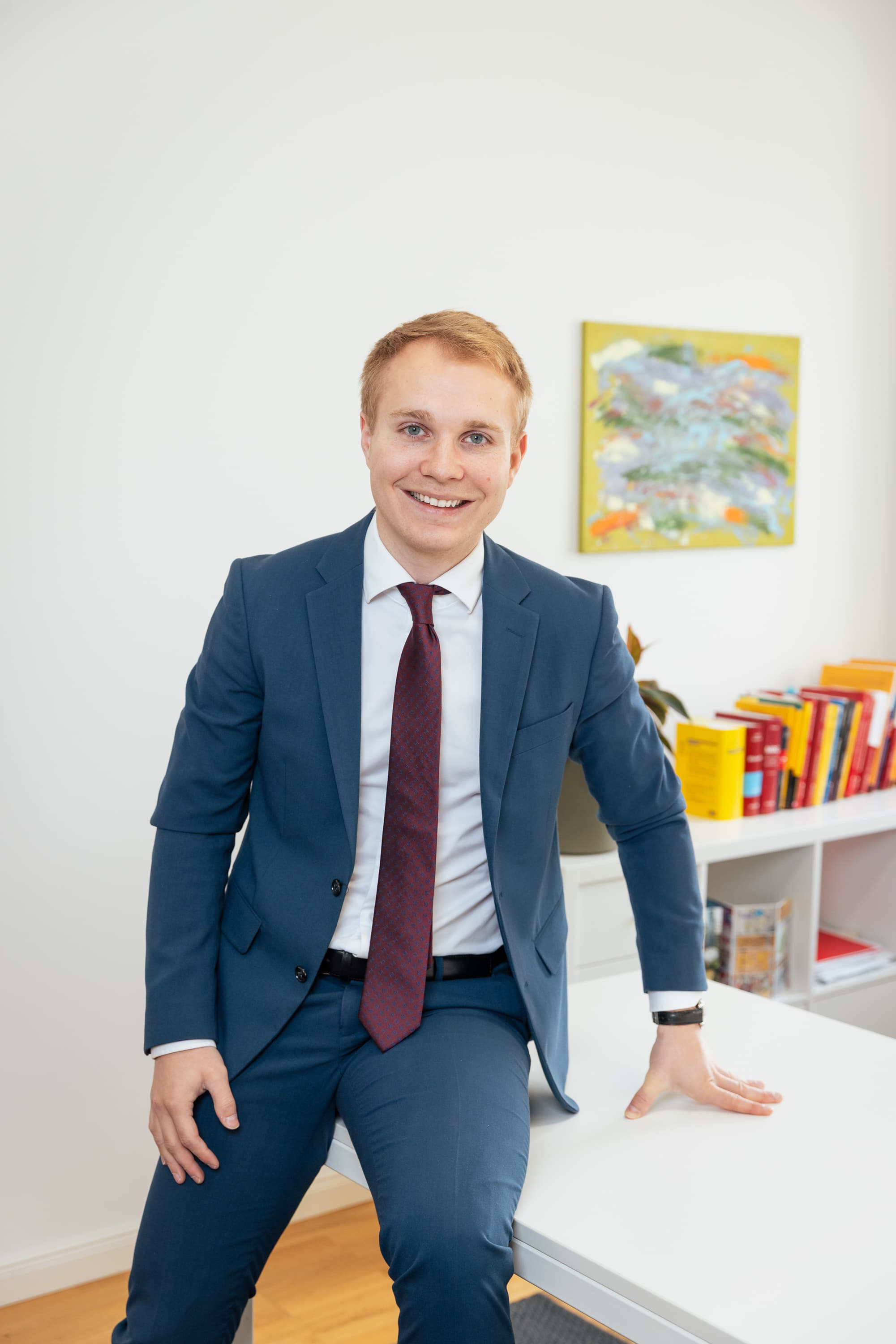 Rechtsanwalt Mag. Erik de Buck - Professionelles Portrait in seiner Kanzlei in Schwechat, Bild 1 von 25